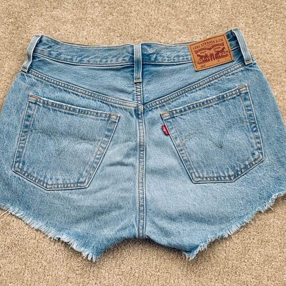 Levi’s 501 high-rise denim shorts. Size W28. - Picture 3 of 6